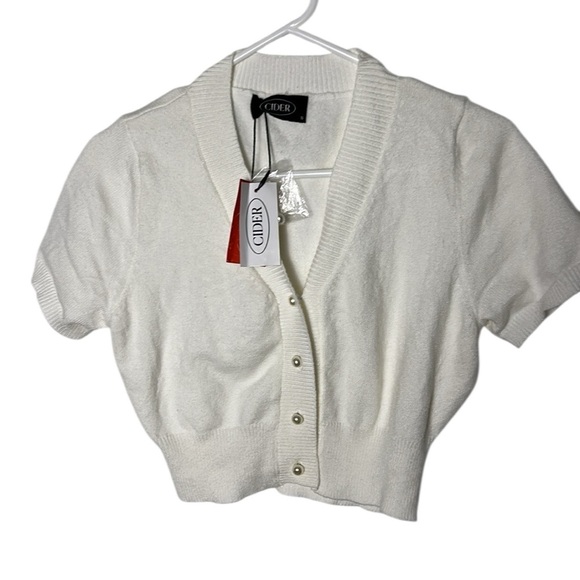 Cider,cropped white sweater,S.,pearl like buttons front,
Summer,feminine,staple - Picture 6 of 10